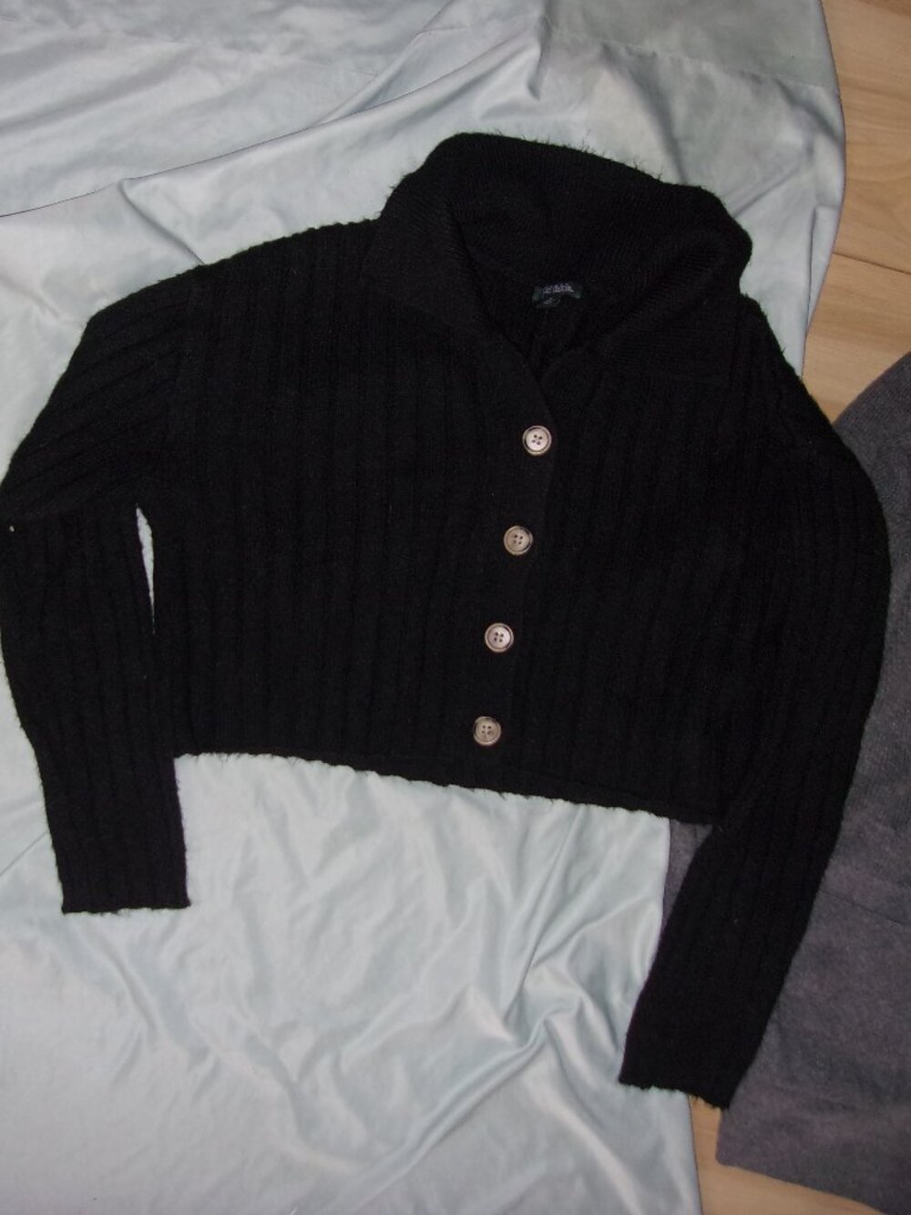 size medium womens top sweater crop cropped black knit button